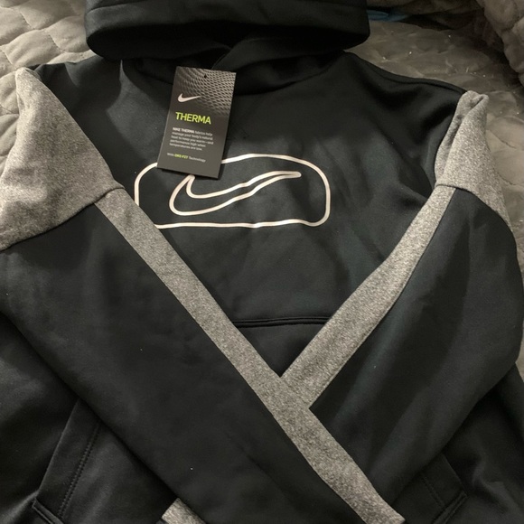 NIKE girls Dri-fit hoodie. Size M. NWT. 2 front pockets long sleeves. - Picture 4 of 7
